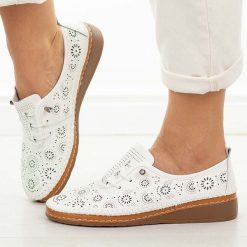 Białe ażurowane skórzane półbuty damskie T.Sokolski w26-77. Białe półbuty damskie Sokolski, na jesień, bez wzorów, z jeansu, klasyczne, z okrągłym noskiem, bez obcasa, na płaskiej podeszwie, bez zapięcia. Za 239.00 zł.