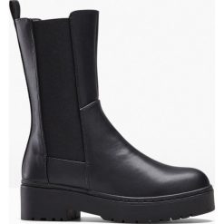 Kozaki. Czarne kozaki damskie bonprix, bez obcasa. Za 169.99 zł.