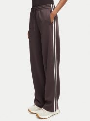 Guess Spodnie dresowe V6YB08 K4286 Brązowy ciemny Regular Fit. Brązowe spodnie dresowe damskie Guess, xs, z aplikacjami, z dresówki. Za 434.99 zł.