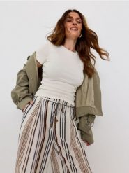 Bawełniana jednolita koszulka z krótkim rękawem - kremowy. Białe t-shirty damskie Sinsay, l, bez wzorów, z bawełny, bez kołnierzyka. Za 19.99 zł.