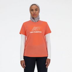 Koszulka damska New Balance WT41816GFR – pomarańczowa. Brązowe koszulki sportowe damskie New Balance, l, bez wzorów, z materiału, eleganckie, bez kołnierzyka. Za 69.99 zł.