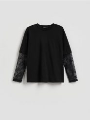 T-shirt z koronkowymi rękawami - czarny. Czarne t-shirty damskie Reserved, l, bez wzorów, z bawełny, bez kołnierzyka. Za 89.99 zł.