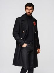 Dwurzędowy męski płaszcz z wełną z ozdobnymi aplikacjami – czarny V1. Czarne płaszcze męskie Ombre Clothing, m, z aplikacjami, z jeansu, biznesowe, bez kaptura. W wyprzedaży za 399.99 zł.