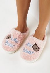 Różowe Kapcie z Futerka Ozdobione Naszywką z Misiem Afirna. Czerwone kapcie damskie Born2be, z aplikacjami, z futra, z okrągłym noskiem. Za 29.99 zł.