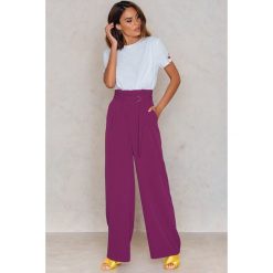 NA-KD Trend Spodnie z zakładkami i szerokimi nogawkami - Purple. Spodnie materiałowe damskie marki NA-KD Trend. Za 202.95 zł.