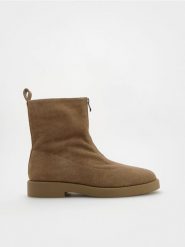 Zamszowe botki z zamkiem - beżowy. Brązowe botki damskie Reserved, z zamszu, bez obcasa, bez zapięcia. W wyprzedaży za 99.99 zł.