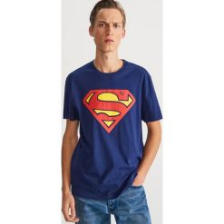 T-shirt z nadrukiem Superman - Granatowy. Niebieskie t-shirty męskie Reserved, z motywem z bajki. Za 59.99 zł.