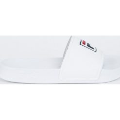 Fila - Klapki Palm Beach. Białe klapki damskie Fila, bez wzorów, z materiału, bez obcasa, na obcasie, bez zapięcia. W wyprzedaży za 79.90 zł.