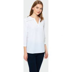 Biała bluzka z ozdobną mereżką. Bluzki damskie marki Greenpoint. Za 49.99 zł.