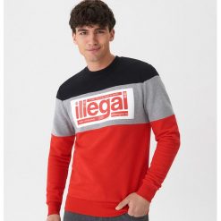 Bluza z nadrukiem Illegal - Czerwony. Bluzy męskie marki House. Za 79.99 zł.