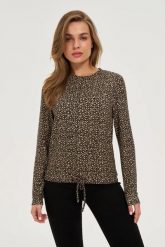 Sweter w drobny wzór beżowy. Brązowe swetry damskie MOODO, l, bez wzorów, z elastanu, bez kołnierzyka, bez ramiączek, bez kaptura. Za 89.99 zł.