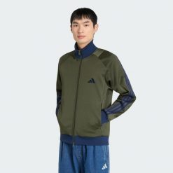 BLUZA DRESOWA Z PIKI O STANDARDOWYM KROJU STADIUM. Zielone bluzy męskie Adidas, m, bez wzorów, z bawełny, bez kaptura. Za 349.00 zł.