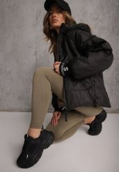 Czarna Pikowana Kurtka Puffer z Kapturem Ozdobiona Napisami Orellana. Czarne kurtki damskie Renee, na wiosnę, l, bez wzorów, z jeansu, z kapturem. Za 149.99 zł.