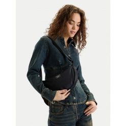 Torebka Guess Jeans. Czarne listonoszki damskie Guess Jeans, z aplikacjami, z jeansu, bez dodatków. Za 219.99 zł.