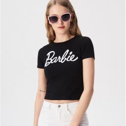 T-shirt z nadrukiem Barbie - Czarny. T-shirty damskie marki Sinsay. Za 29.99 zł.