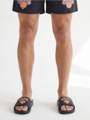 Klapki z napisem New York Knicks NBA - szary. Szare klapki męskie Sinsay. Za 39.99 zł.