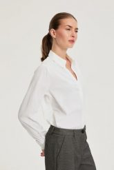 Klasyczna koszula z kołnierzykiem biała. Białe t-shirty damskie MOODO, l, bez wzorów, z poliesteru, klasyczne, bez kołnierzyka. Za 109.99 zł.