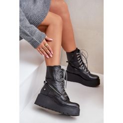 Skórzane Botki Workery Na Platformie I Koturnie Maciejka 06676-01 Czarne. Czarne botki damskie bez obcasa, na koturnie, bez zapięcia. Za 753.20 zł.