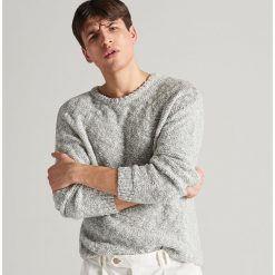 Sweter ze strukturalnej dzianiny - Wielobarwn. Swetry przez głowę męskie Reserved. W wyprzedaży za 69.99 zł.