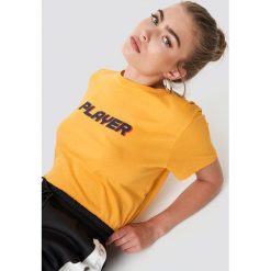 NA-KD Trend T-shirt oversize Player - Yellow. Żółte t-shirty damskie NA-KD Trend, z nadrukiem, z jersey, z okrągłym kołnierzem. Za 72.95 zł.