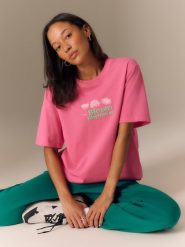 4F T-shirt loose z nadrukiem damski - różowy S. Czerwone t-shirty damskie 4f, l, bez wzorów, z materiału, eleganckie, bez kołnierzyka. Za 79.99 zł.