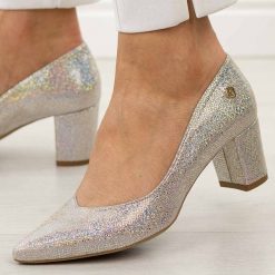 Srebrne multi skórzane Polskie czółenka damskie na obcasie Prestige 2105/OBL. Szare czółenka damskie Prestige, bez wzorów, ze skóry, biznesowe, bez obcasa, na obcasie, bez zapięcia. W wyprzedaży za 398.97 zł.