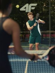 4F Koszulka bez rękawów tenisowa regular szybkoschnąca męska - zielona M. Zielone koszulki sportowe męskie 4f, na lato, l, bez wzorów, bez kołnierzyka, bez ramiączek, na fitness i siłownię. Za 99.99 zł.