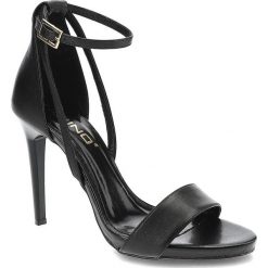 Czarne Sandały Karino Eleganckie Skórzane Buty. Czarne klapki damskie Karino, bez wzorów, ze skóry, bez obcasa, na obcasie, bez zapięcia. Za 245.00 zł.
