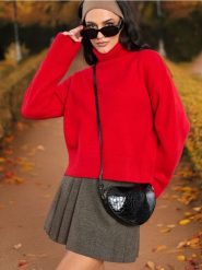 Sweter z golfem - czerwony. Czerwone swetry damskie Sinsay, l, bez wzorów, bez kołnierzyka, bez ramiączek, długie, bez kaptura. Za 49.99 zł.