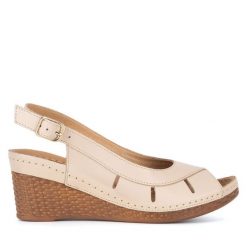 Sandały Lasocki. Brązowe klapki damskie Lasocki, bez wzorów, bez obcasa, na koturnie, bez zapięcia. Za 139.99 zł.