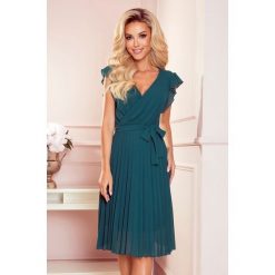 Plisowana sukienka midi - Zielona. Zielone sukienki damskie NUMOCO, l, bez wzorów, z elastanu, wizytowe, bez kołnierzyka, bez ramiączek, midi. Za 319.90 zł.
