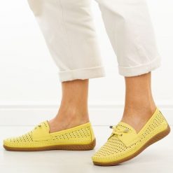 Żółte ażuowe skórzane mokasyny damskie Vinceza 93217. Żółte mokasyny damskie VINCEZA, z jeansu, biznesowe. W wyprzedaży za 192.72 zł.