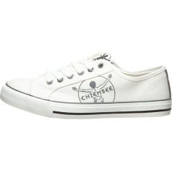 Sneakersy w kolorze białym. Białe trampki męskie marki Chiemsee, bez wzorów. W wyprzedaży za 98.95 zł.