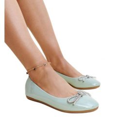 Zielone lakierowane baleriny z ozdobną kokardą Totani. Zielone baleriny damskie na lato, bez wzorów, z lakierowanej skóry, eleganckie, bez obcasa, na płaskiej podeszwie. Za 74.48 zł.