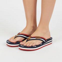 Klapki damskie Big Star, lekka konstrukcja z paskiem z materiału tekstylnego wygodna forma typu japonki elastyczna podeszwa zapewniająca komfort nosz. Niebieskie klapki damskie Big Star, bez wzorów, retro, bez obcasa. Za 89.99 zł.