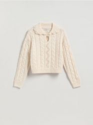 Sweter z ozdobnym splotem - kremowy. Białe swetry damskie Reserved, l, bez wzorów, z dzianiny, bez kołnierzyka, bez ramiączek, bez kaptura. Za 149.99 zł.