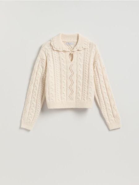 Sweter z ozdobnym splotem - kremowy. Białe swetry damskie Reserved, l, bez wzorów, z dzianiny, bez kołnierzyka, bez ramiączek, bez kaptura. Za 149.99 zł.