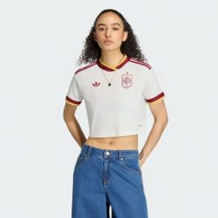 Koszulka wyjazdowa o krótkim kroju Hiszpania 26. Białe koszulki sportowe damskie Adidas, xl, z aplikacjami, z materiału, bez kołnierzyka, bez ramiączek, do piłki nożnej, climacool (adidas). Za 307.00 zł.