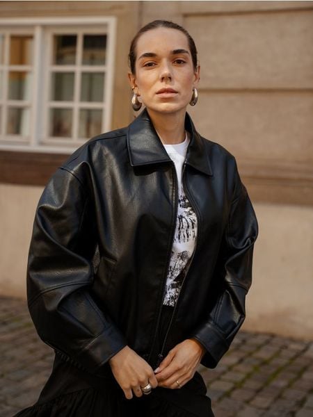 Kurtka bomberka z kołnierzykiem - czarny. Czarne kurtki damskie Reserved, l, bez wzorów, ze skóry, bez kaptura. W wyprzedaży za 119.99 zł.