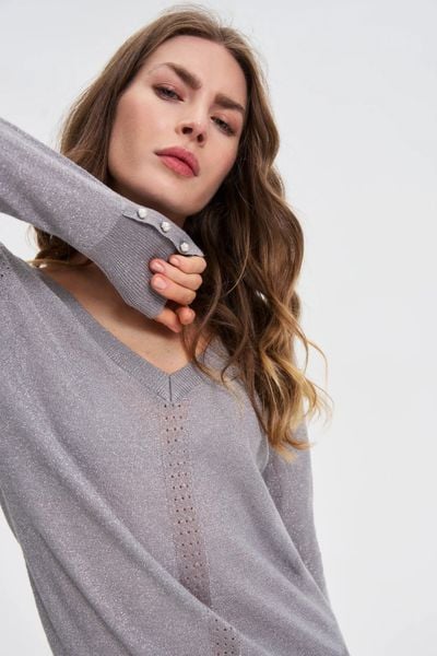 Sweter z metaliczną nitką szary. Szare swetry damskie MOODO, l, bez wzorów, z wiskozy, bez kołnierzyka, bez ramiączek, bez kaptura. W wyprzedaży za 79.99 zł.