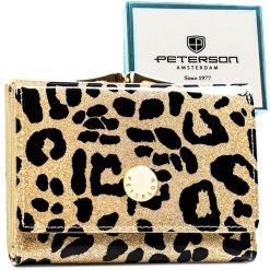 Złoty portfel damski ze skóry ekologicznej i naturalnej w cętki, zamykany biglem i zatrzaskiem - Peterson. Żółte portfele damskie Peterson, bez wzorów, ze skóry ekologicznej. Za 119.99 zł.