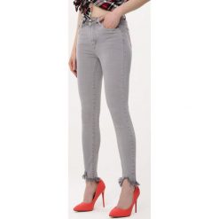 Jasnoszare Jeansy Sate. Jeansy damskie Born2be, z podwyższonym stanem. Za 79.99 zł.