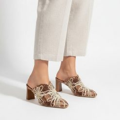 Klapki damskie Hispanitas, cholewka ze skóry ekologicznej z dekoracyjnym ażurowym wzorem otwarta konstrukcja wsuwana forma stabilny obcas typu słupek. Brązowe klapki damskie Hispanitas, w ażurowe wzory, ze skóry ekologicznej, eleganckie, bez obcasa, na obcasie. Za 589.00 zł.