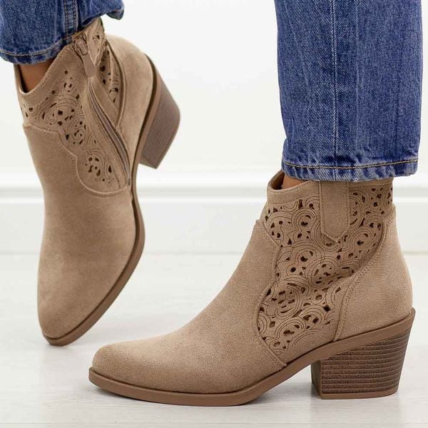 Beżowe botki damskie, kowbojki S.Barski 8012. Brązowe botki damskie S.BARSKI, na jesień, z jeansu, eleganckie, bez obcasa, na obcasie, bez zapięcia. Za 229.00 zł.