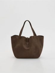 Torebka shopper z imitacji zamszu - ciemnobrązowy. Brązowe torebki shopper damskie Reserved, bez wzorów, bez dodatków. Za 129.99 zł.