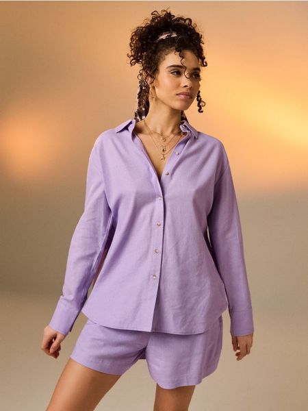 Koszula oversize z domieszką lnu - fioletowy. Fioletowe koszule damskie Sinsay, l, bez wzorów, bez kołnierzyka, bez ramiączek. Za 39.99 zł.