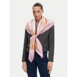 Chusta Guess. Czerwone szaliki i chusty damskie Guess, z aplikacjami. Za 229.99 zł.