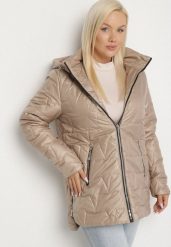 Beżowa Pikowana Kurtka z Kapturem w Klasycznym Stylu Mallissa. Brązowe kurtki damskie Born2be, plus size, z aplikacjami, z jeansu, z kapturem. Za 159.99 zł.