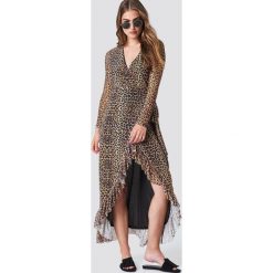 NA-KD Trend Kopertowa sukienka z siateczki - Brown,Multicolor. Brązowe sukienki damskie NA-KD Trend, z kopertowym dekoltem. Za 242.95 zł.