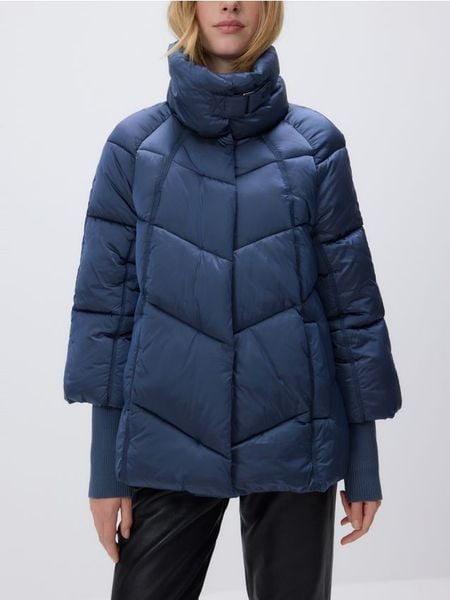 Pikowana kurtka z wysokim kołnierzem - niebieski. Niebieskie kurtki damskie Reserved, l, bez wzorów, z tkaniny, bez kaptura. Za 279.99 zł.
